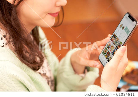 Women sharing photos of lunch 61054611