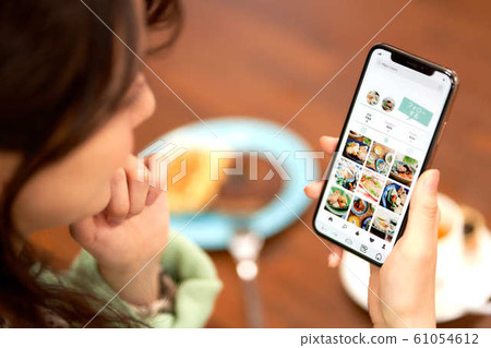 婦女分享午餐的照片 61054612