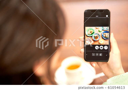 A woman looking at a lunch photo 61054613