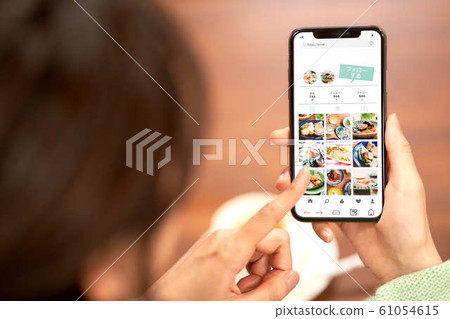 A woman looking at a lunch photo 61054615