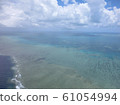 一望無際的蔚藍大海，湛藍的天空，蓬鬆的白雲 61054994