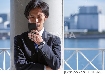 嚴重的商人智能手機 61055640