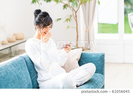 一位年輕女士（智能手機） 61056045