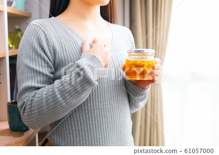 Woman with honey lemon Woman with honey lemon 61057000