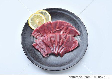 和牛牛肉心的生牛肉（用於心臟和烤肉）。切成薄片的烤肉，不加熱。 61057309