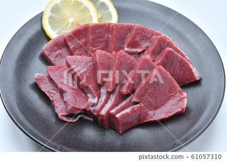 和牛牛肉心的生牛肉（用於心臟和烤肉）。切成薄片的烤肉，不加熱。 61057310