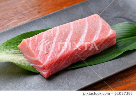 For sashimi of "Large Toro" books (blocks) made from Nagasaki tuna (tuna, tuna). For sashimi of "Large Toro" books (blocks) made from Nagasaki tuna (tuna, tuna). 61057395