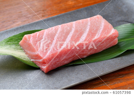 用長崎金槍魚（金槍魚，金槍魚）製成的“大型托羅”書籍（塊）的生魚片。 61057398