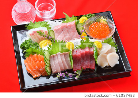 "Assorted sashimi, sashimi, and bonsai" for the New Year. Tuna large toro, red tuna, salmon, yellowtail, bream, scallop. 61057488