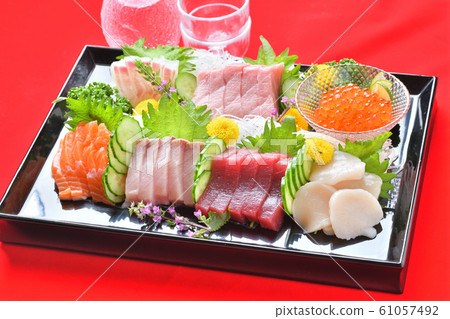 新年的“什錦生魚片，生魚片和盆景”金槍魚大托羅，紅金槍魚，鮭魚、,魚，，扇貝。 61057492
