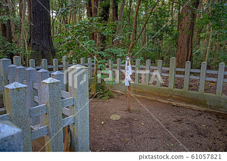 鹿島神宮神社在森林裡的基石 鹿島神宮神社在森林裡的基石 61057821