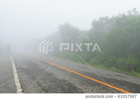 濃霧中的道路景觀 61057987