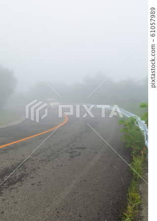 濃霧中的道路景觀 61057989