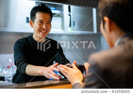 拉麵店主外出吃飯 61058093