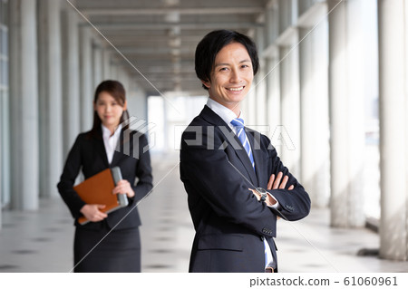 年輕的商人準備工作 61060961