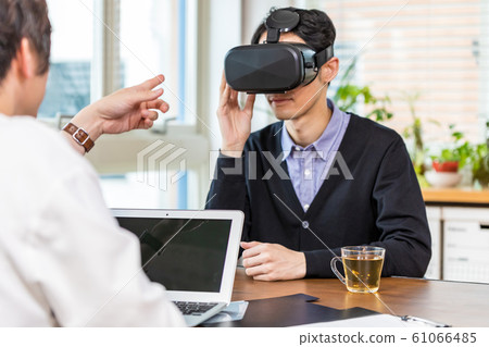 VR中的屬性指南:一名男子用虛擬圖像確認房地產 VR中的屬性指南:一名男子用虛擬圖像確認房地產 61066485