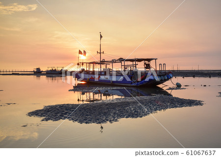 The scenery of the beater in the sunset. 61067637