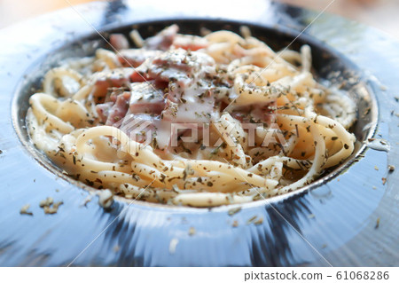 spaghetti or spaghetti carbonara spaghetti or spaghetti carbonara 61068286