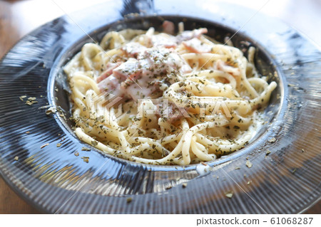 spaghetti or spaghetti carbonara spaghetti or spaghetti carbonara 61068287