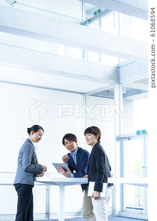 Meeting in free space 61068594