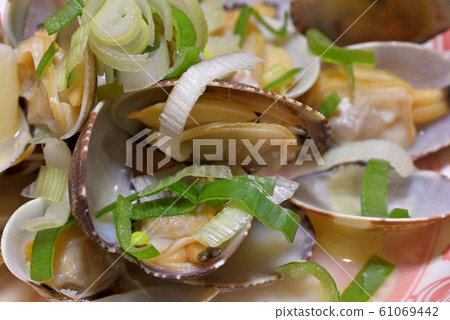 Close up of clam steamed with sake 61069442