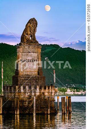 Statue of lion 61071698