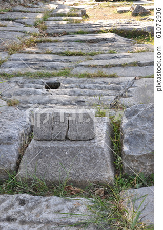 菲利普,希臘在埃格納蒂亞高速公路上的鵝卵石 菲利普,希臘在埃格納蒂亞高速公路上的鵝卵石 61072936