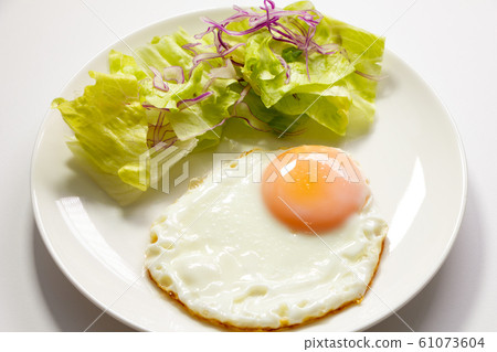 煎雞蛋（單面，朝陽）和蔬菜沙拉。 61073604