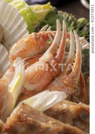 Hot pot dish full of delicious seafood 61073951