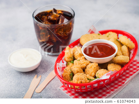 Buttered chicken nuggets and popcorn bites in red 61074043