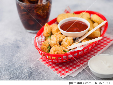 Buttered chicken nuggets and popcorn bites in red 61074044