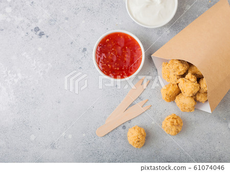 Crunchy southern chicken popcorn bites in paper Crunchy southern chicken popcorn bites in paper 61074046