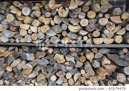 冬季乾燥柴火 61074476