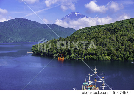 (Kanagawa Prefecture) Mt. Fuji on the other side of Lake Ashinoko 61074621