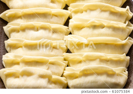 餃子（生）。 61075384