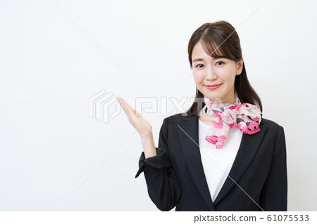 女商人(年輕女子,白色背景,西裝,圍巾) 女商人(年輕女子,白色背景,西裝,圍巾) 61075533