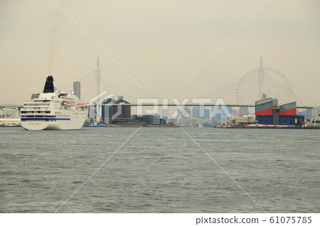Cruise Passenger Ship Pasifiich · Bridge Osaka Port Entry Port Cruise Passenger Ship Pasifiich · Bridge Osaka Port Entry Port 61075785
