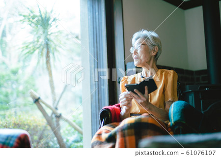 Senior woman Senior woman 61076107