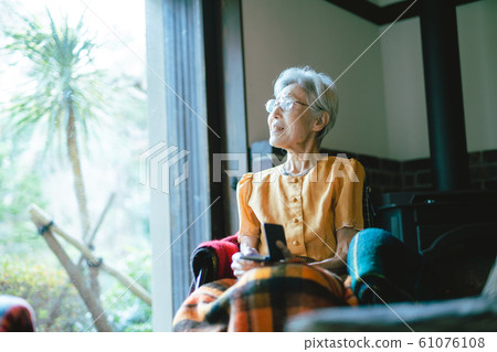 Senior woman 61076108