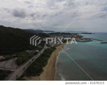 沖繩主島西海岸 - 無人機的鳥瞰圖（沿國道58號/國頭郡，國頭郡，沖繩） 61076315