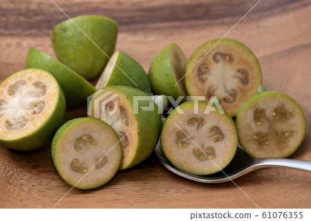 收穫的Feijoa水果,關閉 收穫的Feijoa水果,關閉 61076355