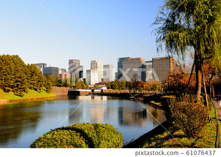 東京深秋櫻田護城河和城市景觀中的皇宮周圍 61076437