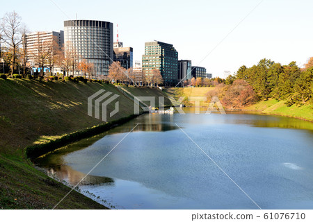 Tokyo Around the Imperial Palace in late autumn Sakurada moat and cityscape 61076710