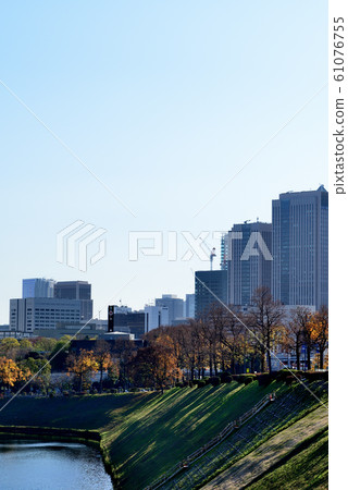東京深秋櫻田護城河和城市景觀中的皇宮周圍 61076755