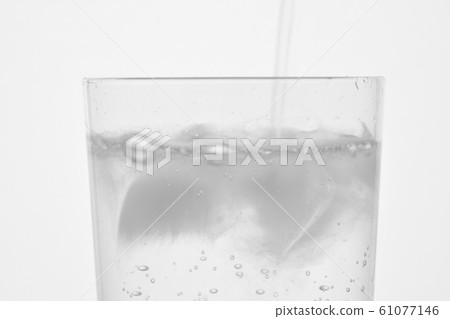 碳酸水倒入玻璃杯中 碳酸水倒入玻璃杯中 61077146