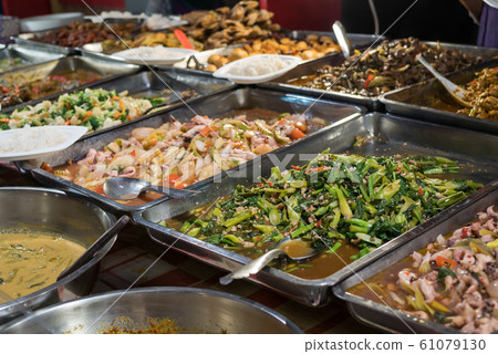 Various types of dishes selling at the food court 61079130