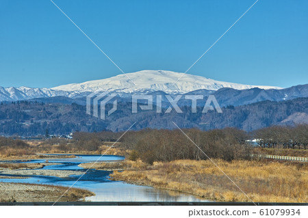 山形縣川北町的Mizonobu橋從迦山的景色 山形縣川北町的Mizonobu橋從迦山的景色 61079934