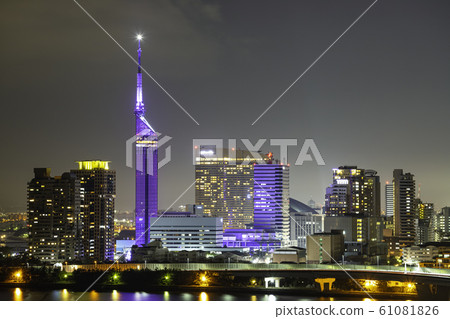 美麗的福岡夜景，福岡塔被紫色照亮 61081826
