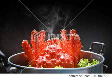 Alaskan King Crab Cooked steamer food on steaming Alaskan King Crab Cooked steamer food on steaming 61081882