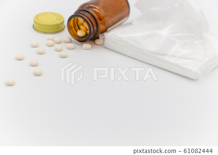 藥從棕色瓶溢出 藥從棕色瓶溢出 61082444